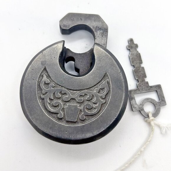 Antique Fraim Empire cast iron pancake lock with key circa 1900-1920 Vintage - Picture 2 of 5